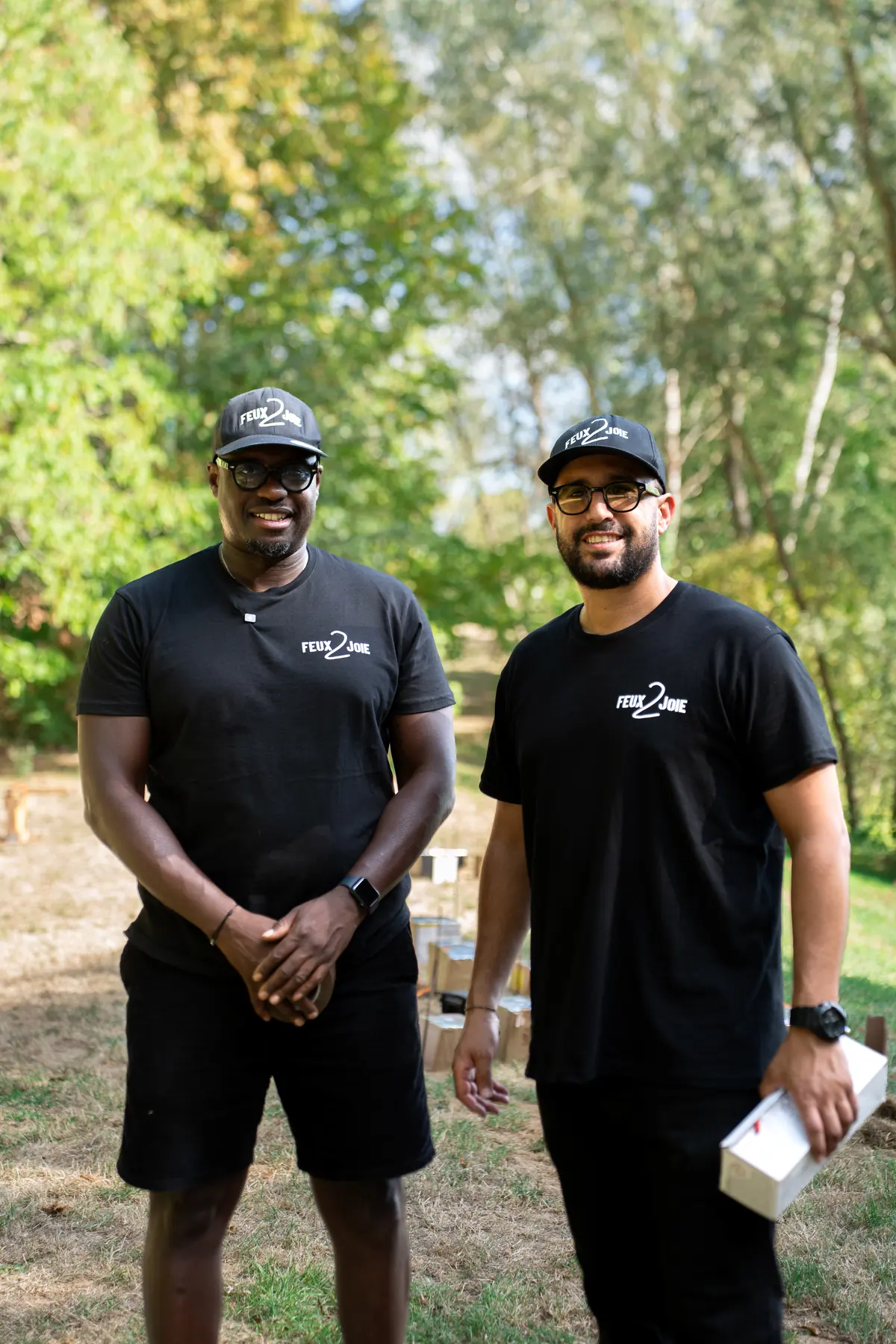 Mehdi et William, fondateurs de Feux2joie, sur un site de tir
